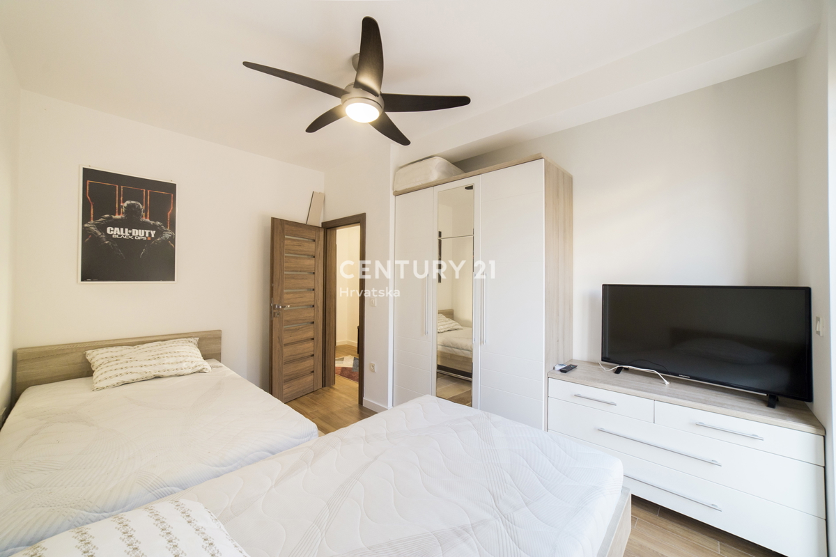 MANDRE, EKSKLUZIVNO, 3,5-PRISOBNO STANOVANJE 80,50 m2, 1. NADSTROPJE, 2. VRSTA DO MORJA, ČUDOVIT RAZGLED, OPREMLJENO, TAKOJ ZASELJIVO!