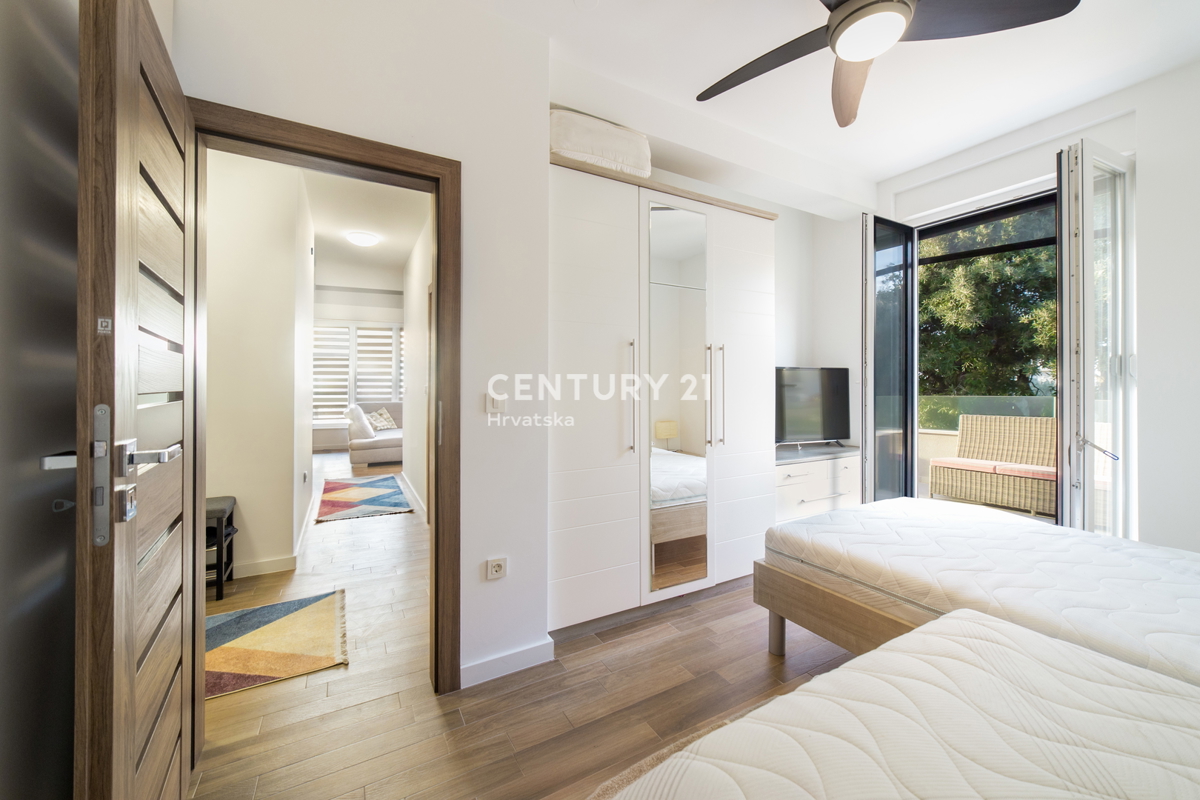 MANDRE, EKSKLUZIVNO, 3,5-PRISOBNO STANOVANJE 80,50 m2, 1. NADSTROPJE, 2. VRSTA DO MORJA, ČUDOVIT RAZGLED, OPREMLJENO, TAKOJ ZASELJIVO!