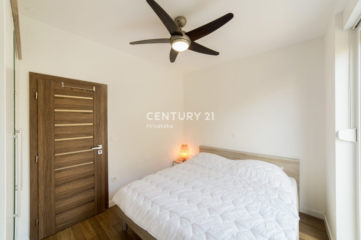 MANDRE, EKSKLUZIVNO, 3,5-PRISOBNO STANOVANJE 80,50 m2, 1. NADSTROPJE, 2. VRSTA DO MORJA, ČUDOVIT RAZGLED, OPREMLJENO, TAKOJ ZASELJIVO!