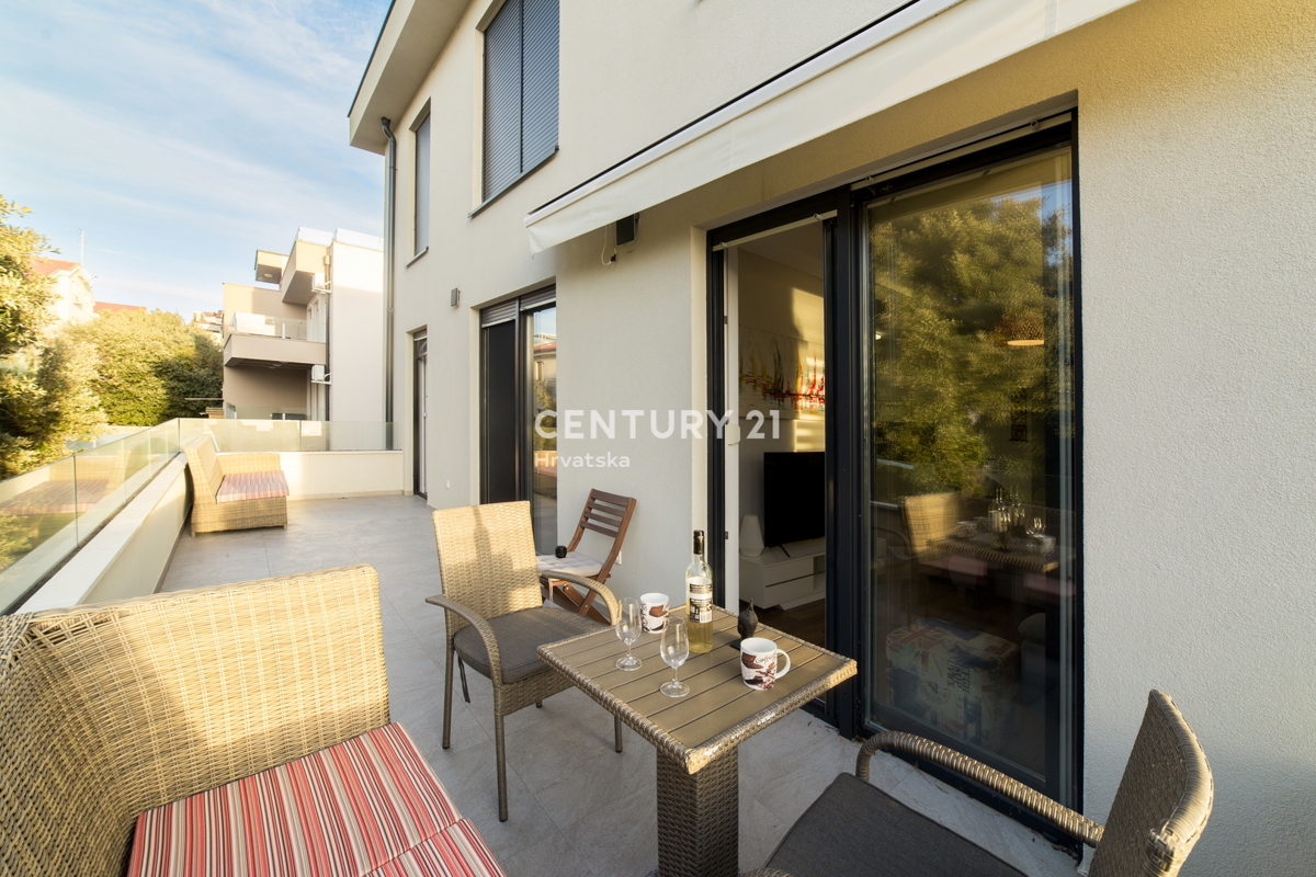 MANDRE, EKSKLUZIVNO, 3,5-PRISOBNO STANOVANJE 80,50 m2, 1. NADSTROPJE, 2. VRSTA DO MORJA, ČUDOVIT RAZGLED, OPREMLJENO, TAKOJ ZASELJIVO!