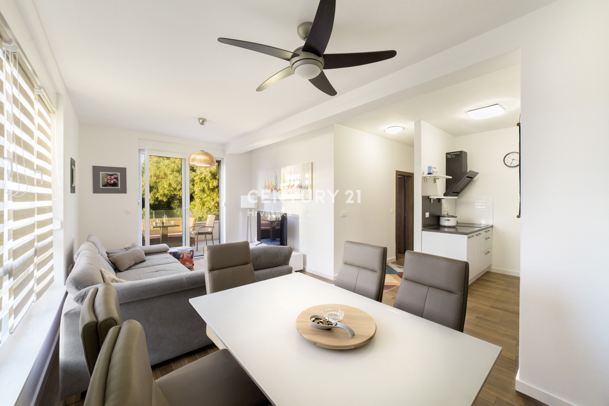 MANDRE, EKSKLUZIVNO, 3,5-PRISOBNO STANOVANJE 80,50 m2, 1. NADSTROPJE, 2. VRSTA DO MORJA, ČUDOVIT RAZGLED, OPREMLJENO, TAKOJ ZASELJIVO!