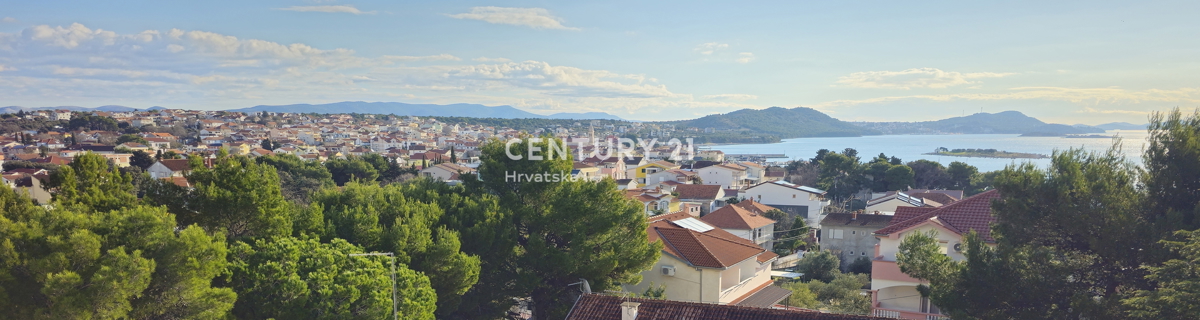 Pakoštane, dvosobno stanovanje s pokrito teraso, 70 m široka pešpot do plaže
