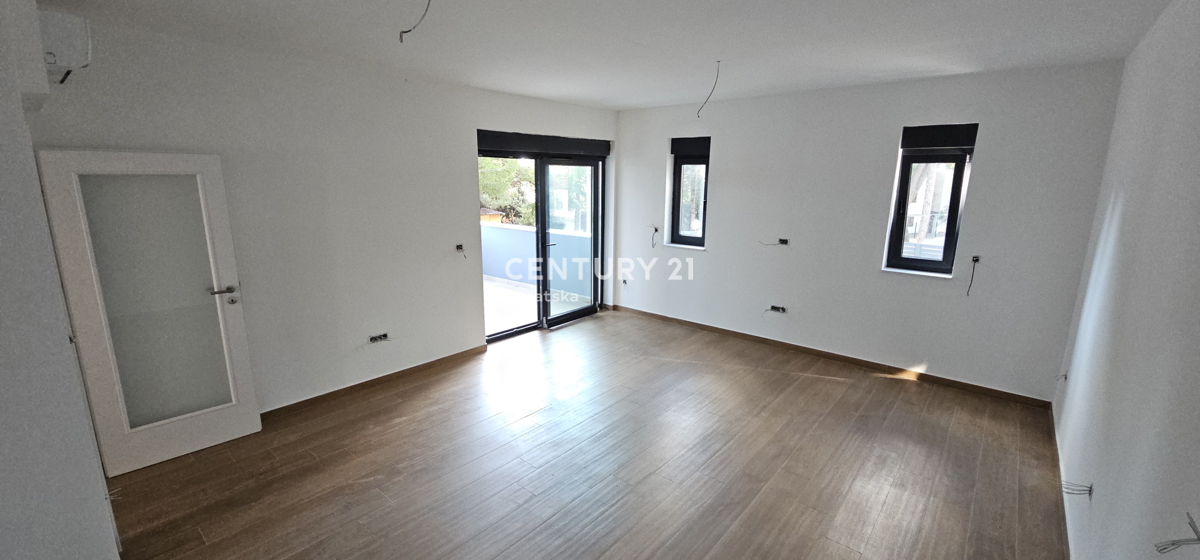 Pakoštane, dvosobno stanovanje s pokrito teraso, 70 m široka pešpot do plaže