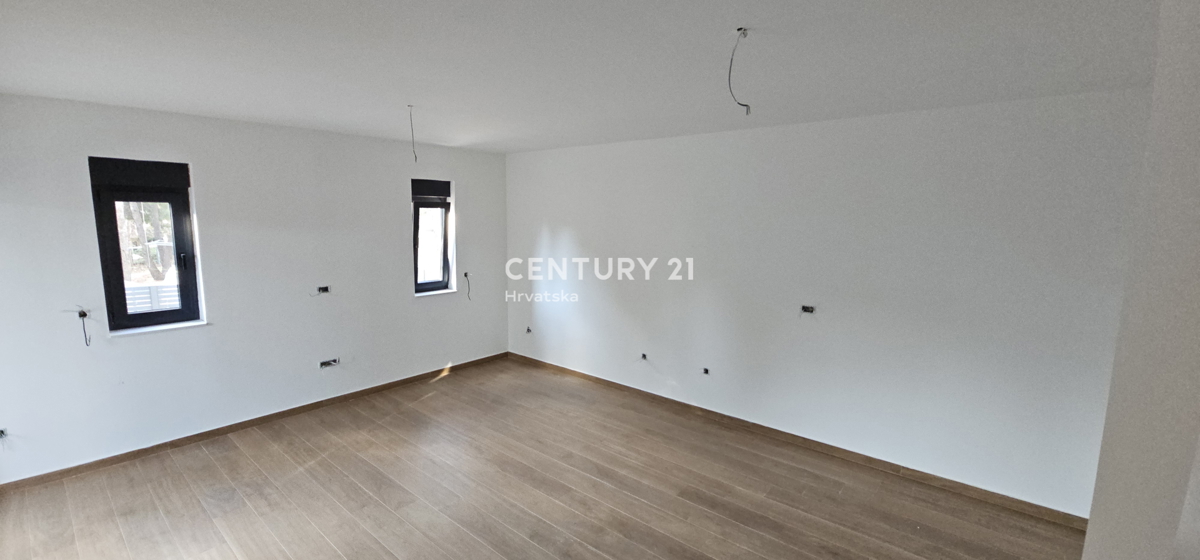 Pakoštane, dvosobno stanovanje s pokrito teraso, 70 m široka pešpot do plaže