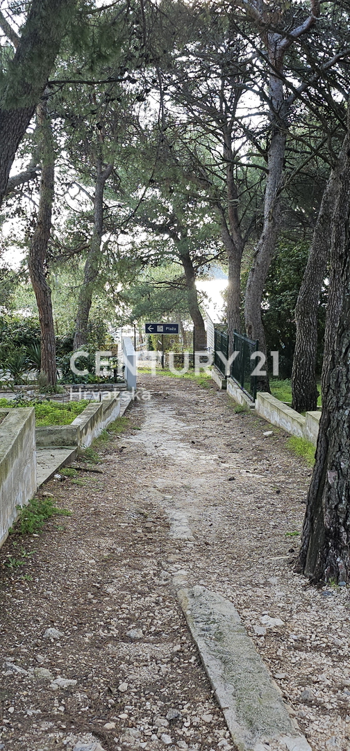 Pakoštane, dvosobno stanovanje s pokrito teraso, 70 m široka pešpot do plaže
