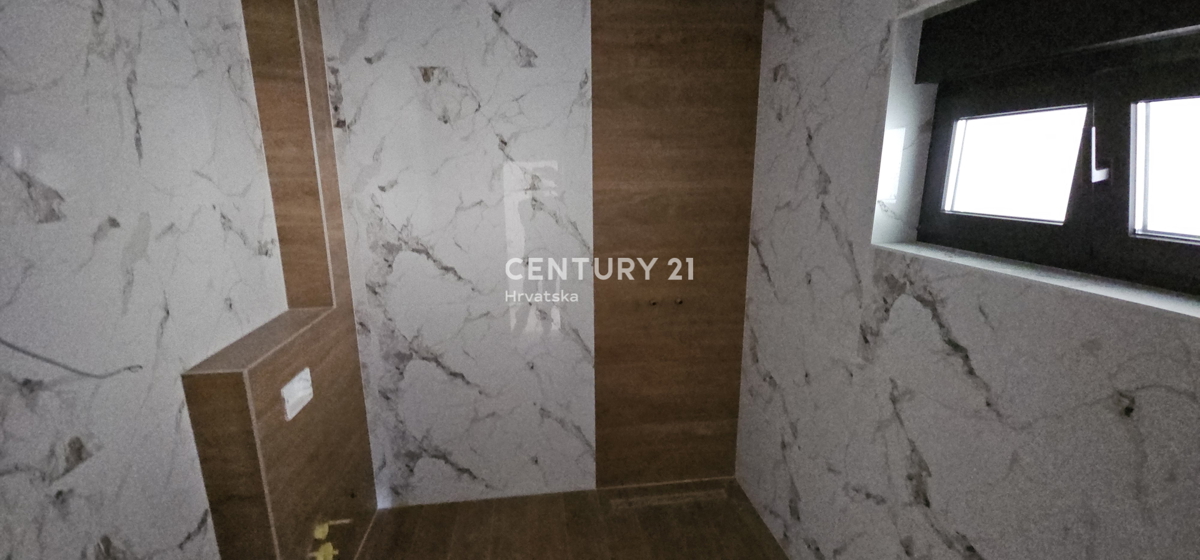 Pakoštane, dvosobno stanovanje s pokrito teraso, 70 m široka pešpot do plaže