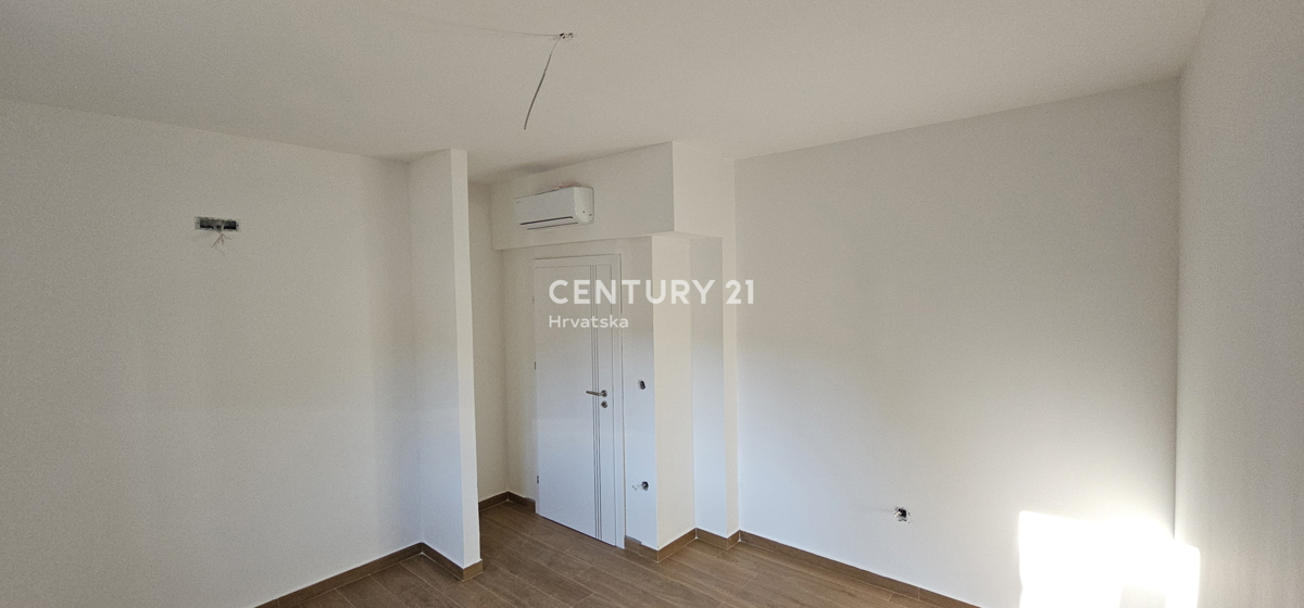 Pakoštane, dvosobno stanovanje s pokrito teraso, 70 m široka pešpot do plaže