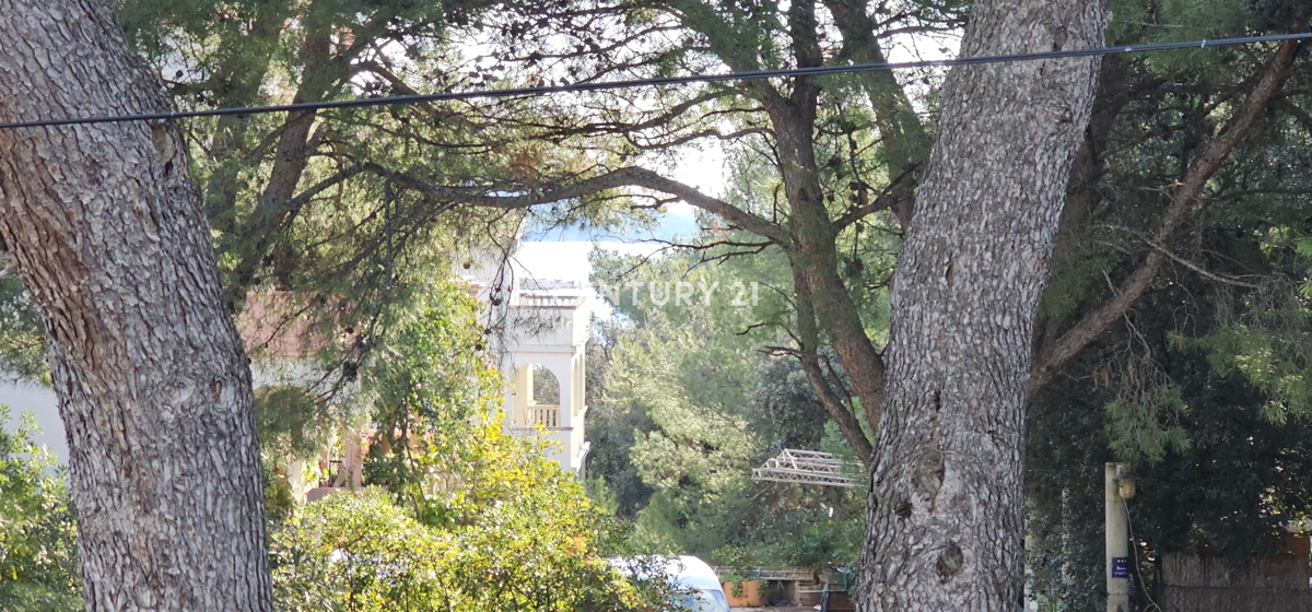 Pakoštane, dvosobno stanovanje s pokrito teraso, 70 m široka pešpot do plaže