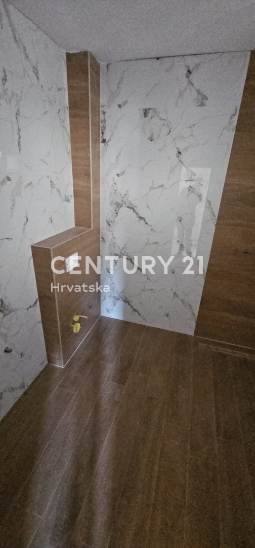 Pakoštane, dvosobno stanovanje s pokrito teraso, 70 m široka pešpot do plaže