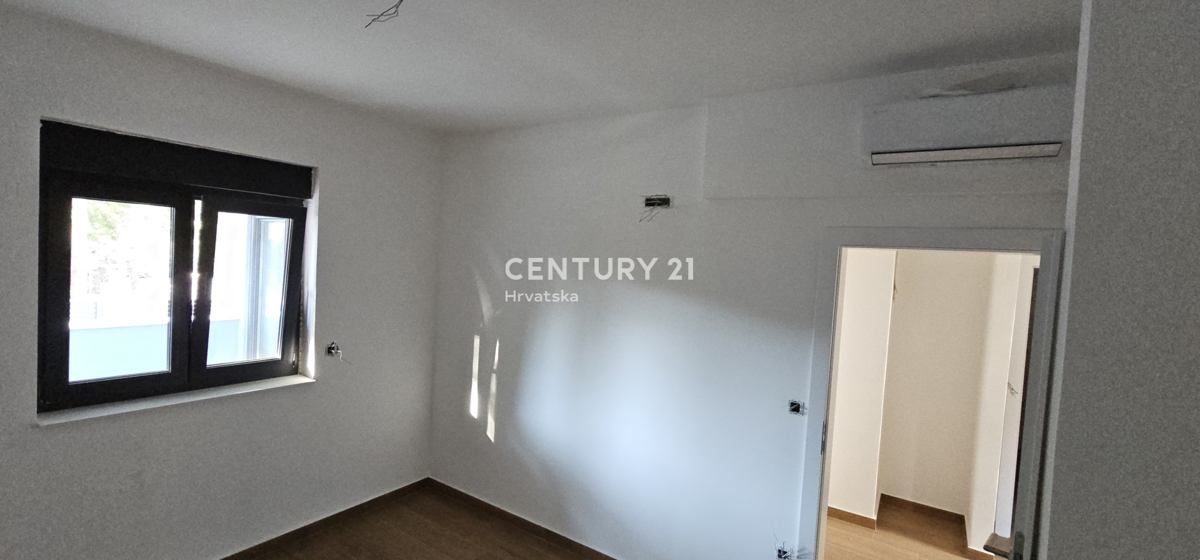 Pakoštane, dvosobno stanovanje s pokrito teraso, 70 m široka pešpot do plaže