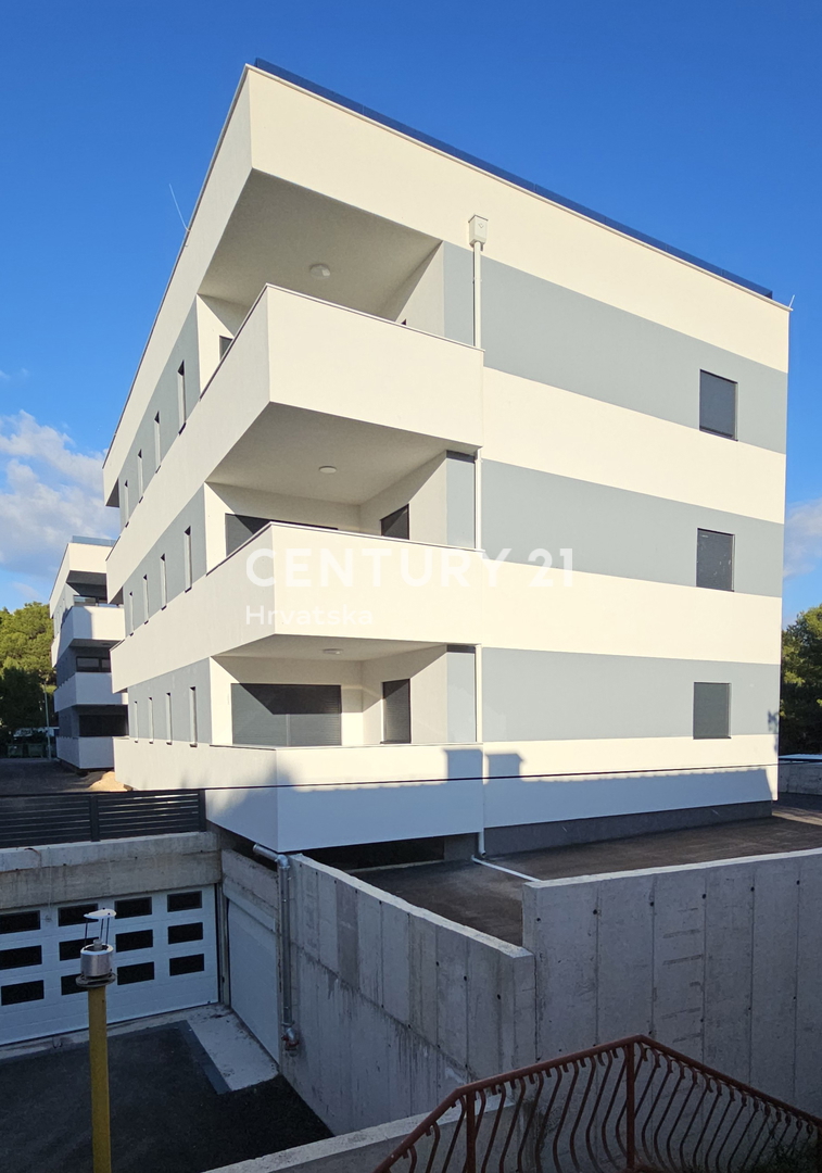 Pakoštane, dvosobno stanovanje s pokrito teraso, 70 m široka pešpot do plaže