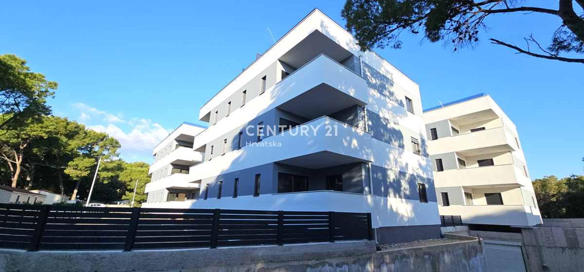 Pakoštane, dvosobno stanovanje s pokrito teraso, 70 m široka pešpot do plaže