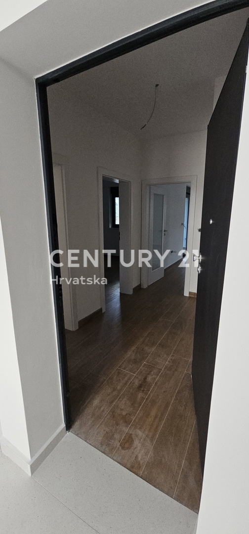 Pakoštane, dvosobno stanovanje s pokrito teraso, 70 m široka pešpot do plaže