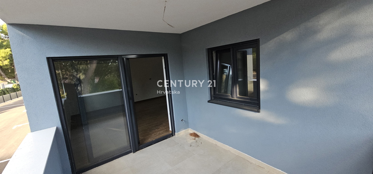 Pakoštane, dvosobno stanovanje s pokrito teraso, 70 m široka pešpot do plaže