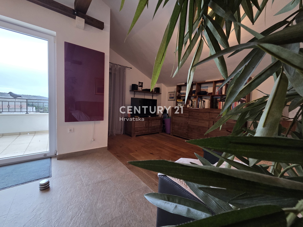 PRIMOSTEN....HIŠA S BAZENOM....TALNO OGREVANJE