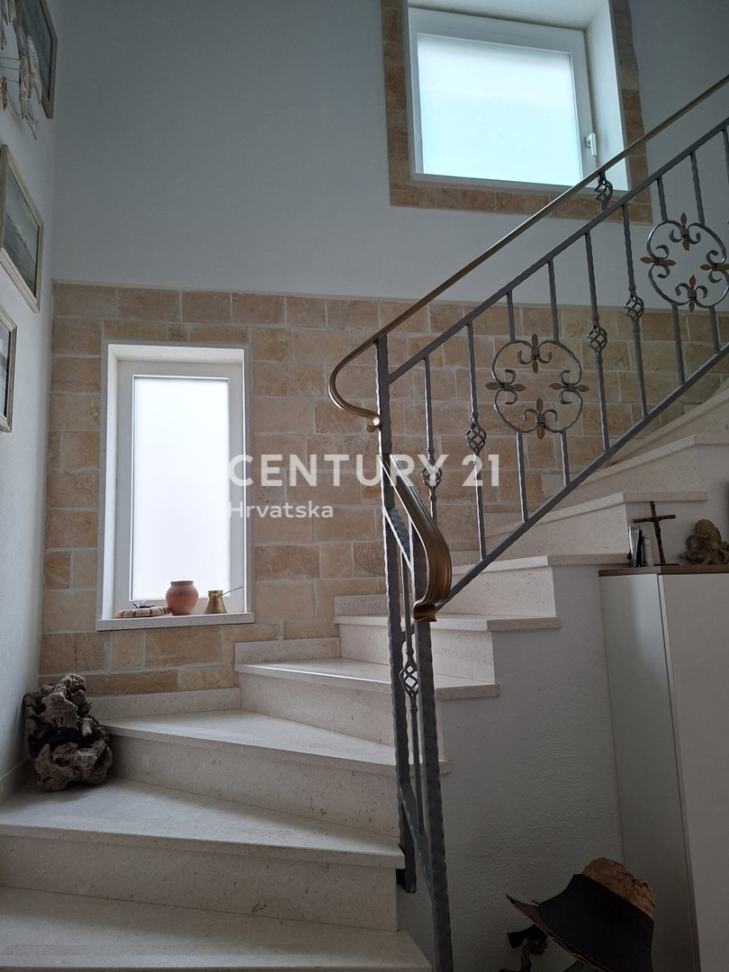 PRIMOSTEN....HIŠA S BAZENOM....TALNO OGREVANJE