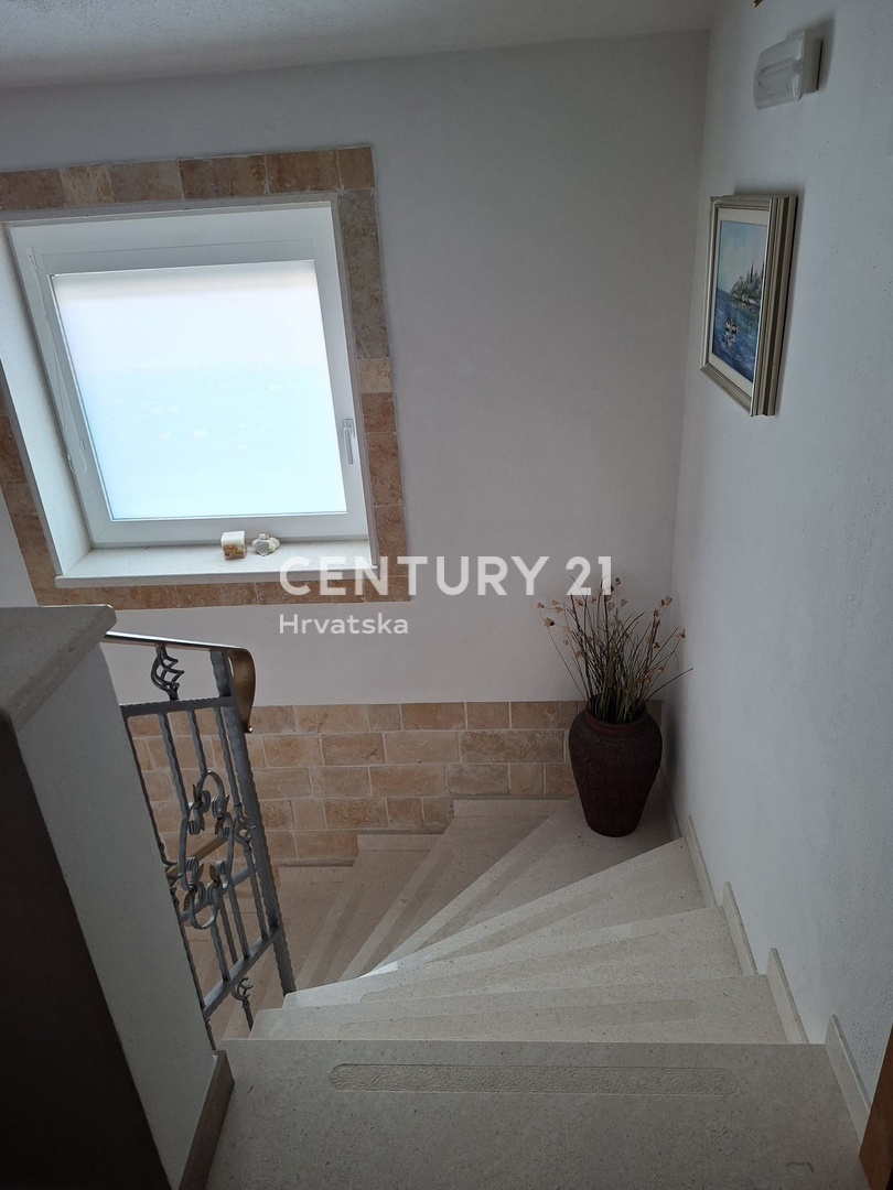 PRIMOSTEN....HIŠA S BAZENOM....TALNO OGREVANJE