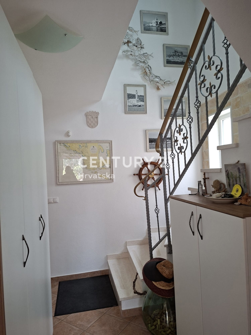 PRIMOSTEN....HIŠA S BAZENOM....TALNO OGREVANJE