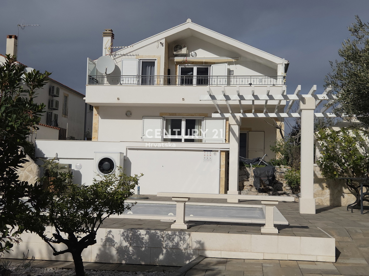 PRIMOSTEN....HIŠA S BAZENOM....TALNO OGREVANJE