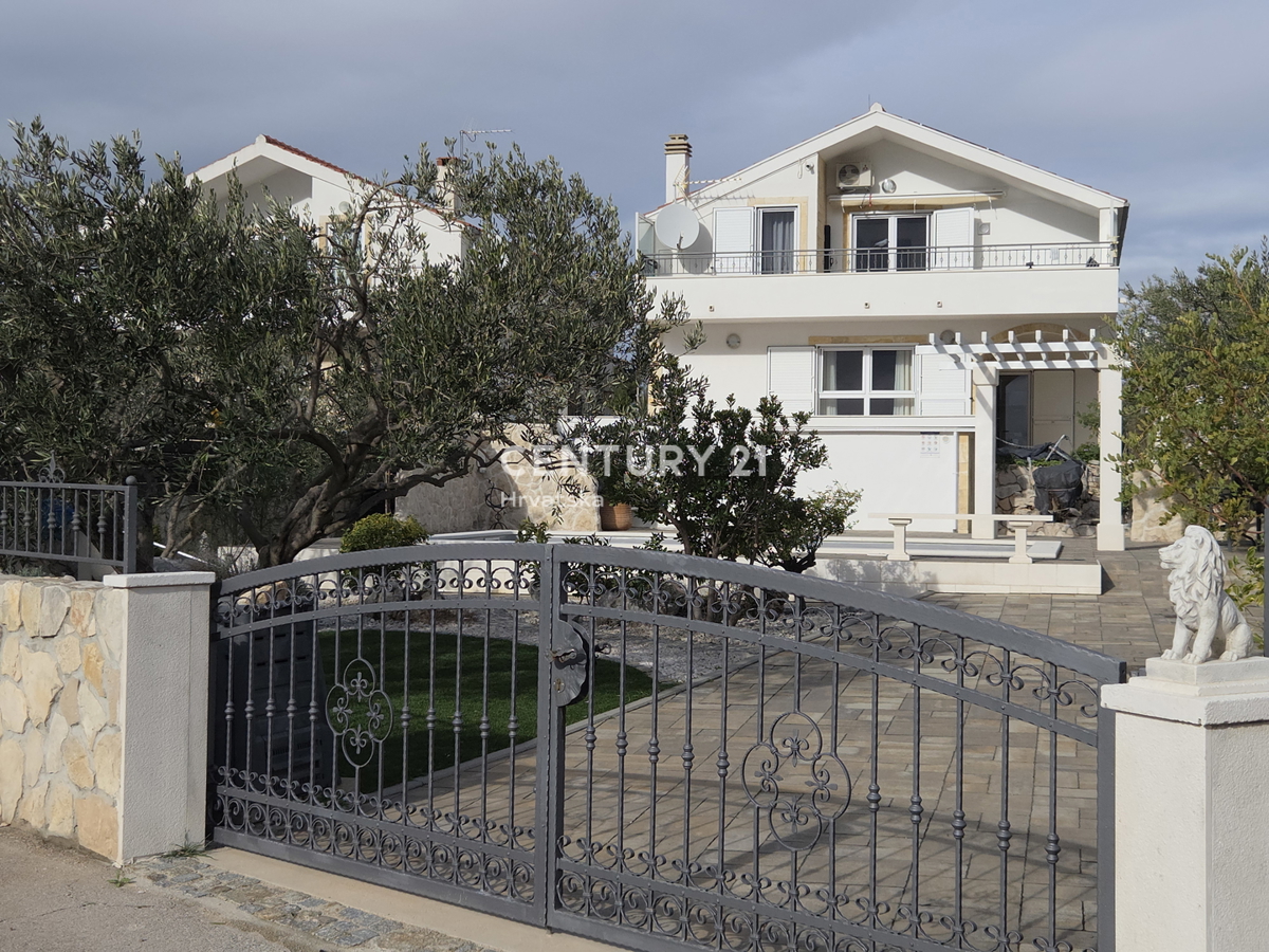 PRIMOSTEN....HIŠA S BAZENOM....TALNO OGREVANJE