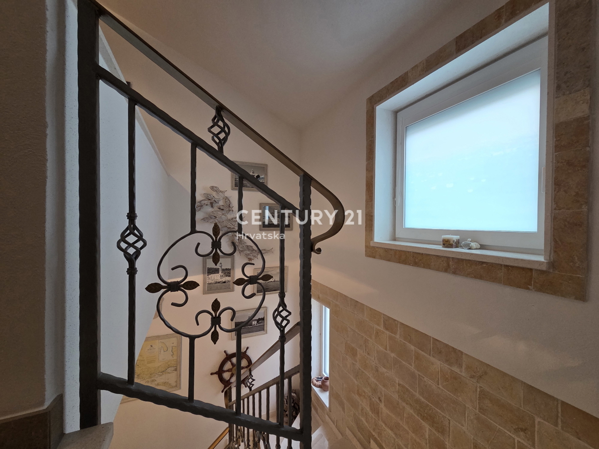 PRIMOSTEN....HIŠA S BAZENOM....TALNO OGREVANJE