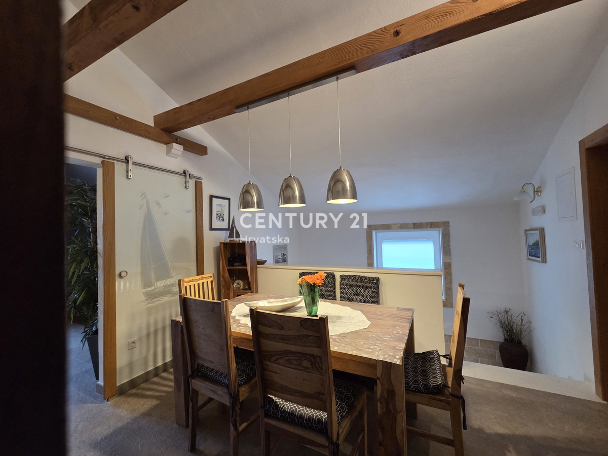 PRIMOSTEN....HIŠA S BAZENOM....TALNO OGREVANJE