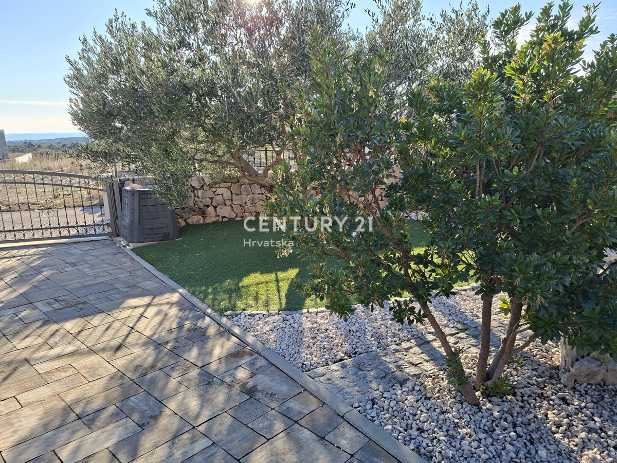 PRIMOSTEN....HIŠA S BAZENOM....TALNO OGREVANJE