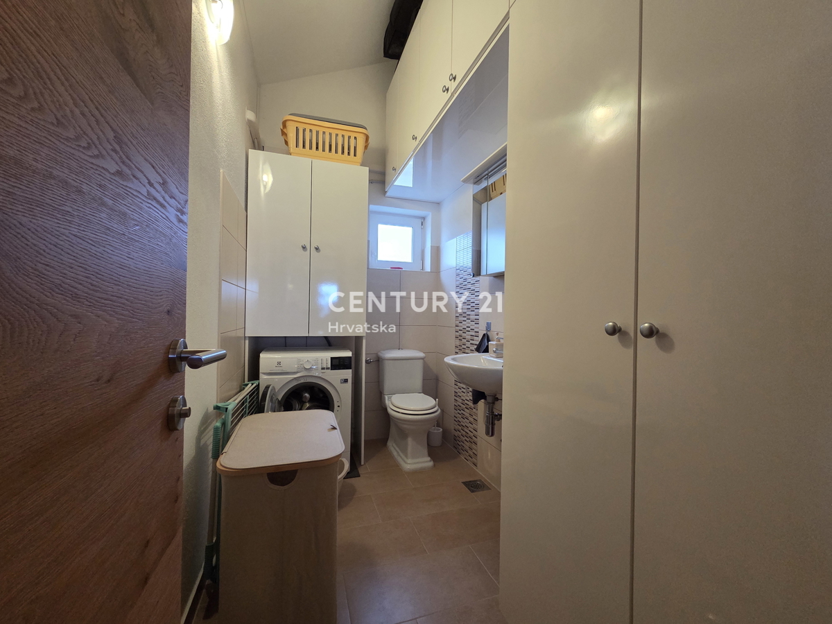 PRIMOSTEN....HIŠA S BAZENOM....TALNO OGREVANJE