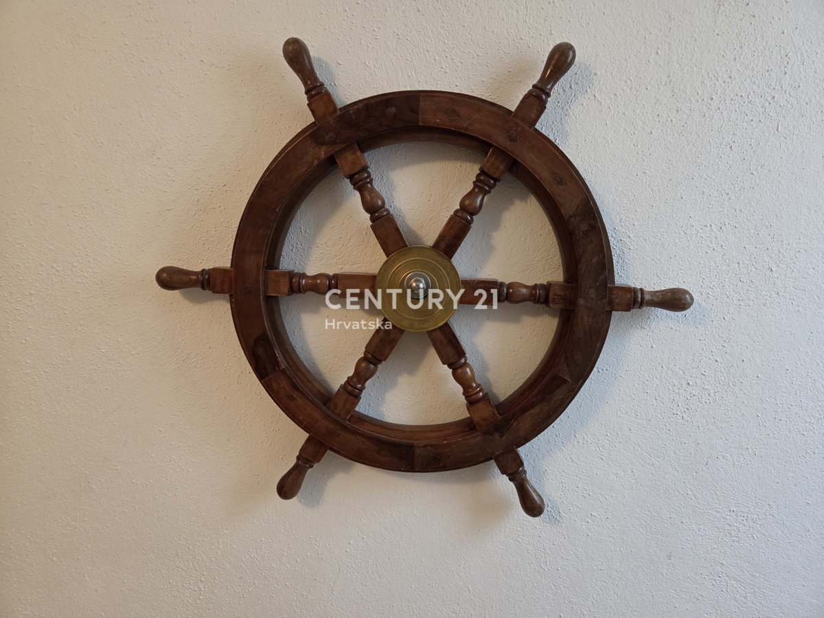 PRIMOSTEN....HIŠA S BAZENOM....TALNO OGREVANJE