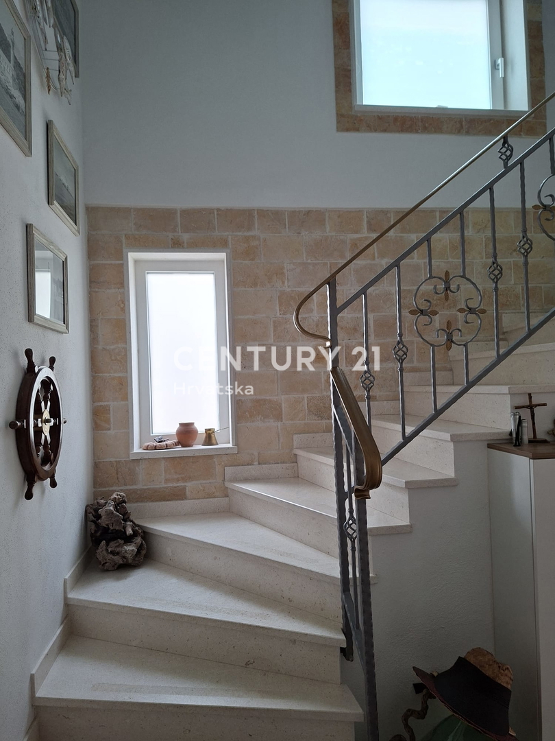 PRIMOSTEN....HIŠA S BAZENOM....TALNO OGREVANJE