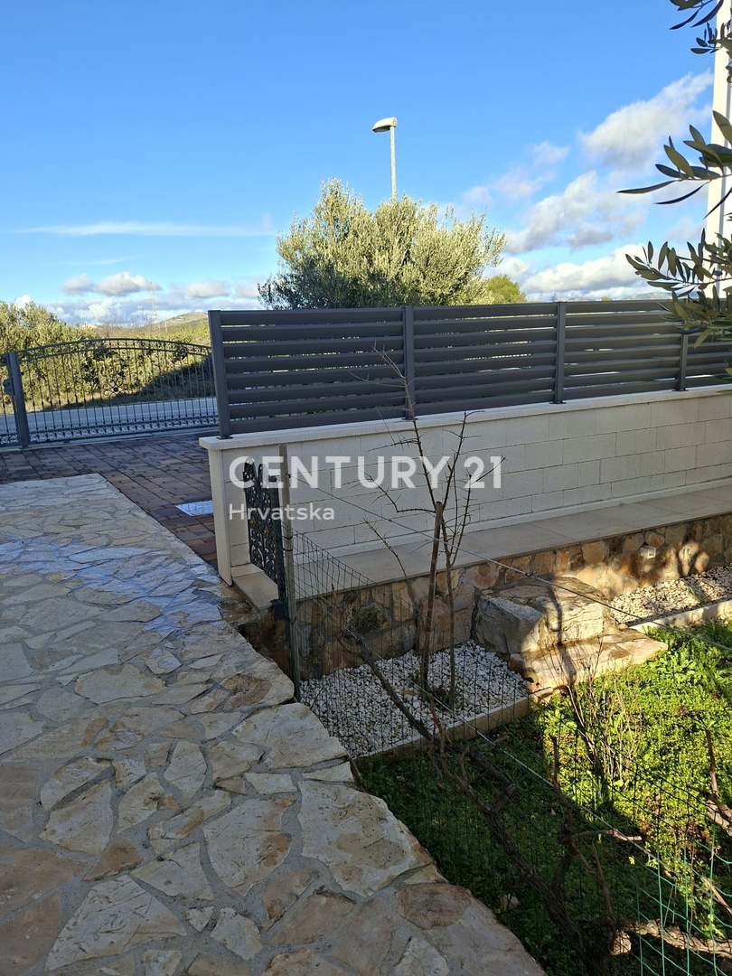 PRIMOSTEN....HIŠA S BAZENOM....TALNO OGREVANJE