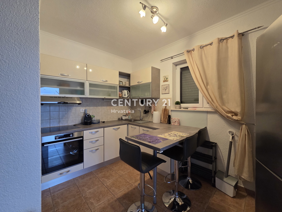 PRIMOSTEN....HIŠA S BAZENOM....TALNO OGREVANJE