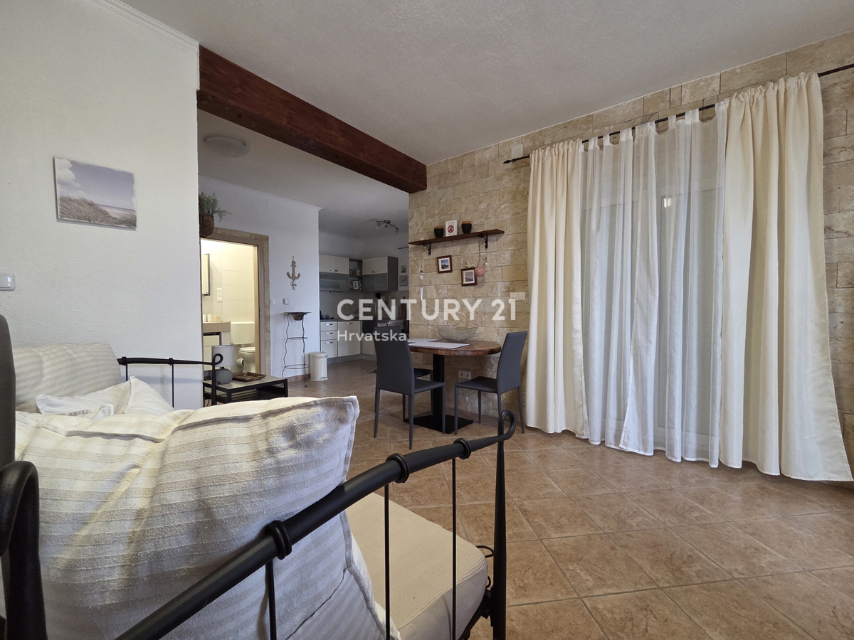 PRIMOSTEN....HIŠA S BAZENOM....TALNO OGREVANJE