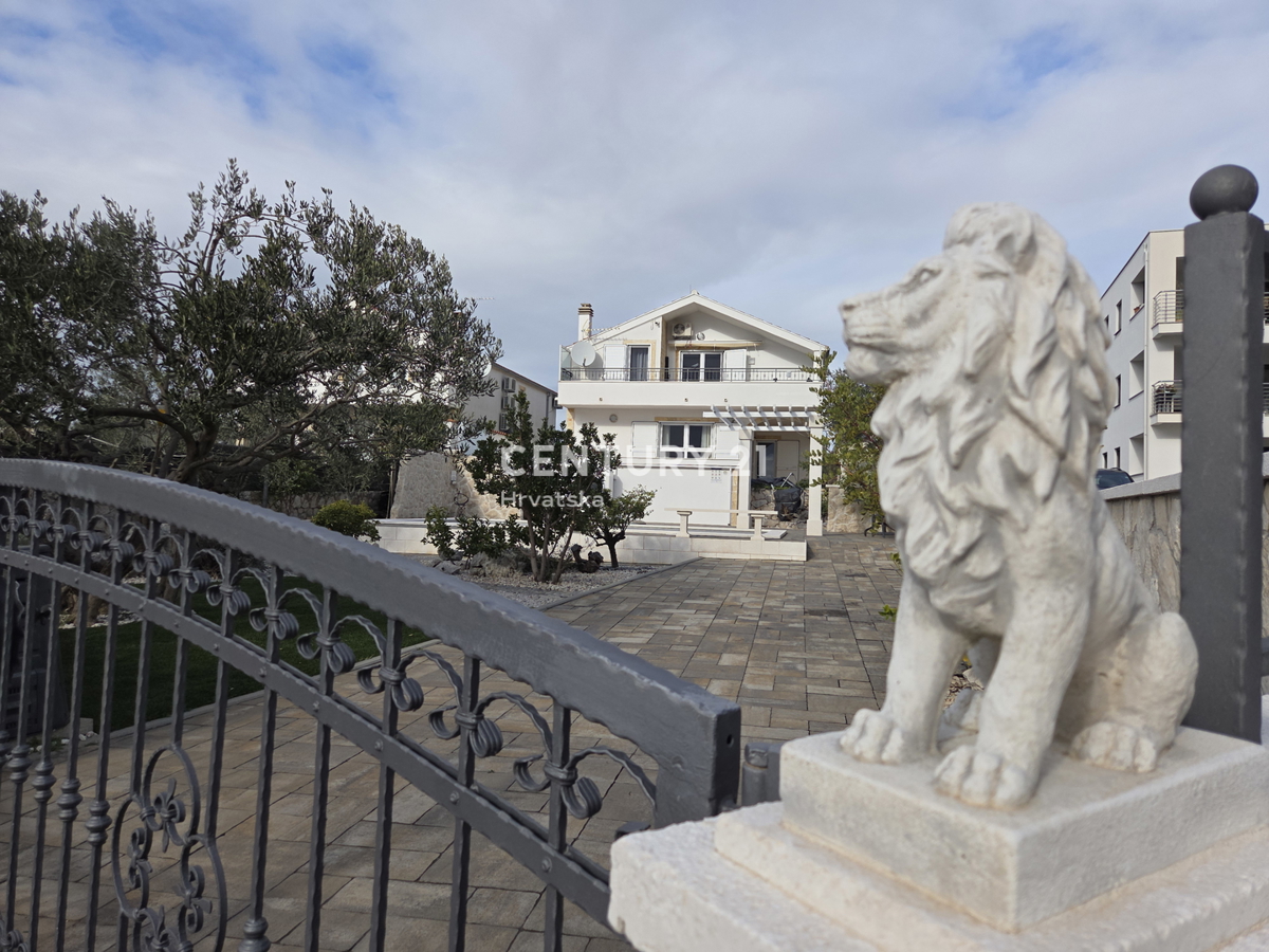 PRIMOSTEN....HIŠA S BAZENOM....TALNO OGREVANJE