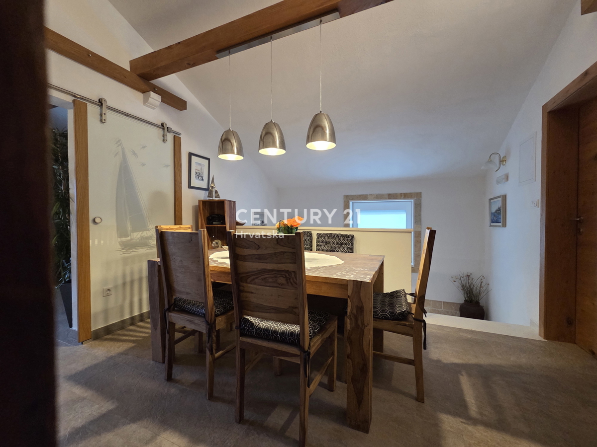 PRIMOSTEN....HIŠA S BAZENOM....TALNO OGREVANJE