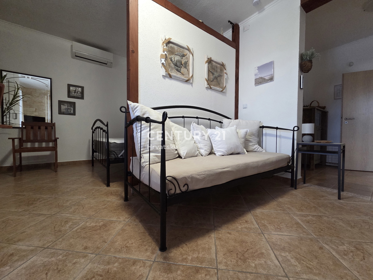 PRIMOSTEN....HIŠA S BAZENOM....TALNO OGREVANJE