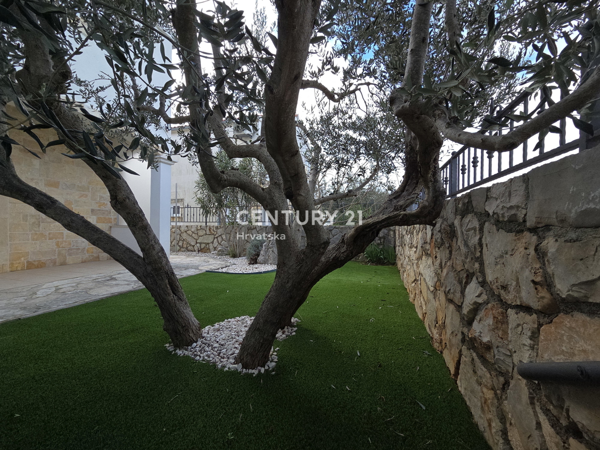 PRIMOSTEN....HIŠA S BAZENOM....TALNO OGREVANJE