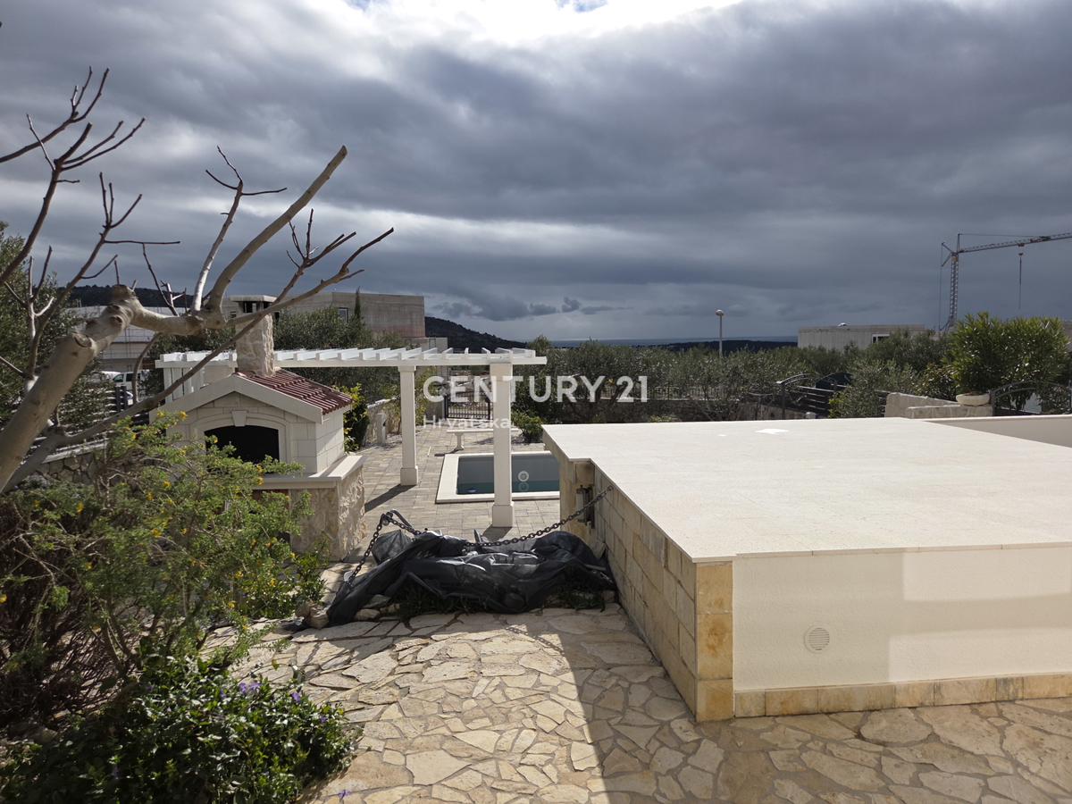 PRIMOSTEN....HIŠA S BAZENOM....TALNO OGREVANJE