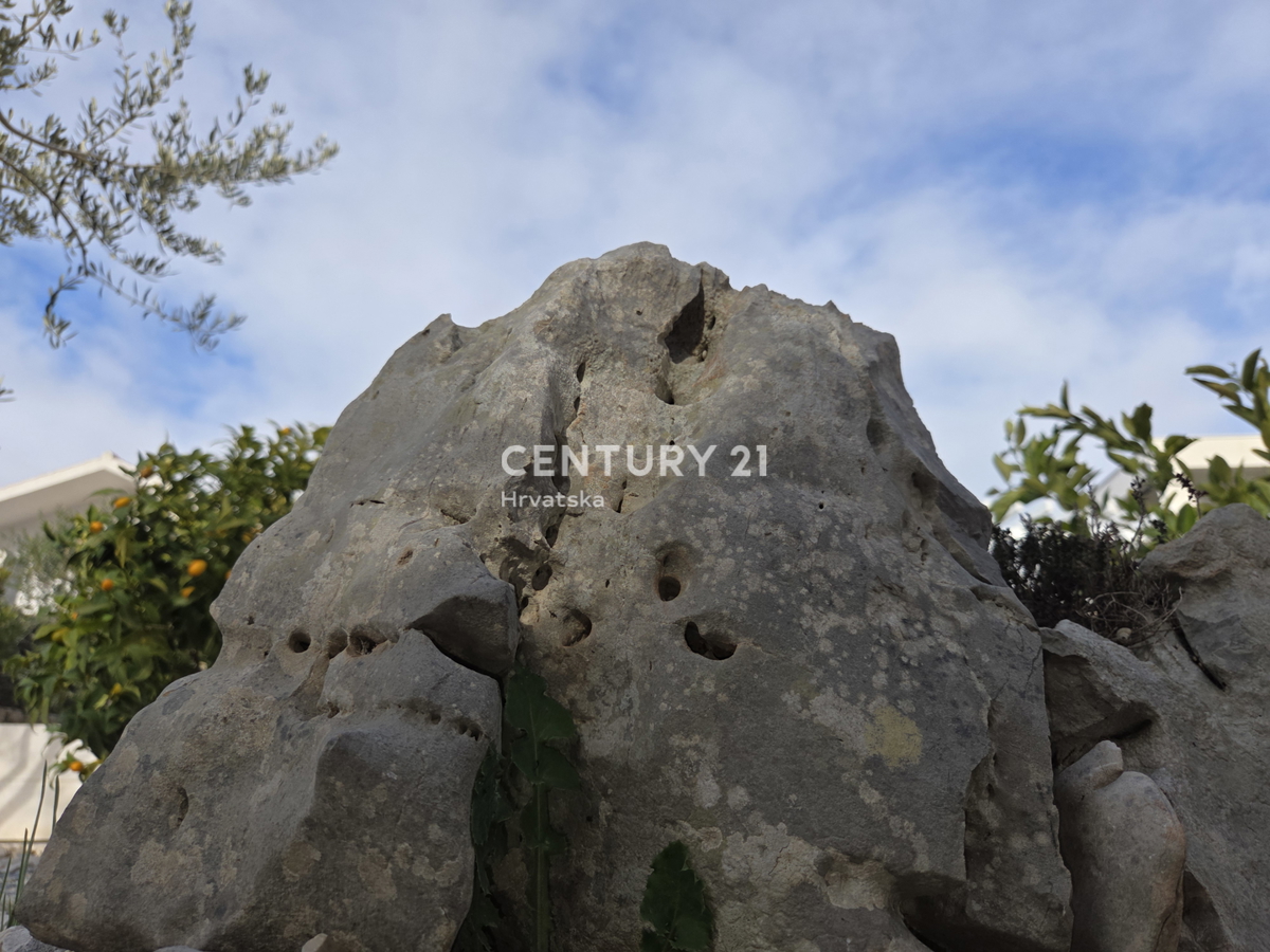 PRIMOSTEN....HIŠA S BAZENOM....TALNO OGREVANJE