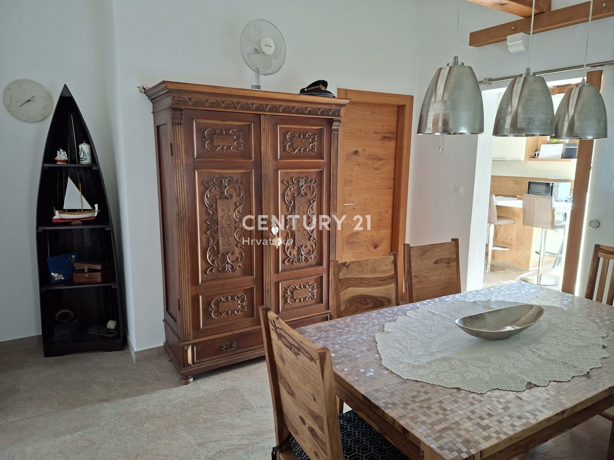 PRIMOSTEN....HIŠA S BAZENOM....TALNO OGREVANJE