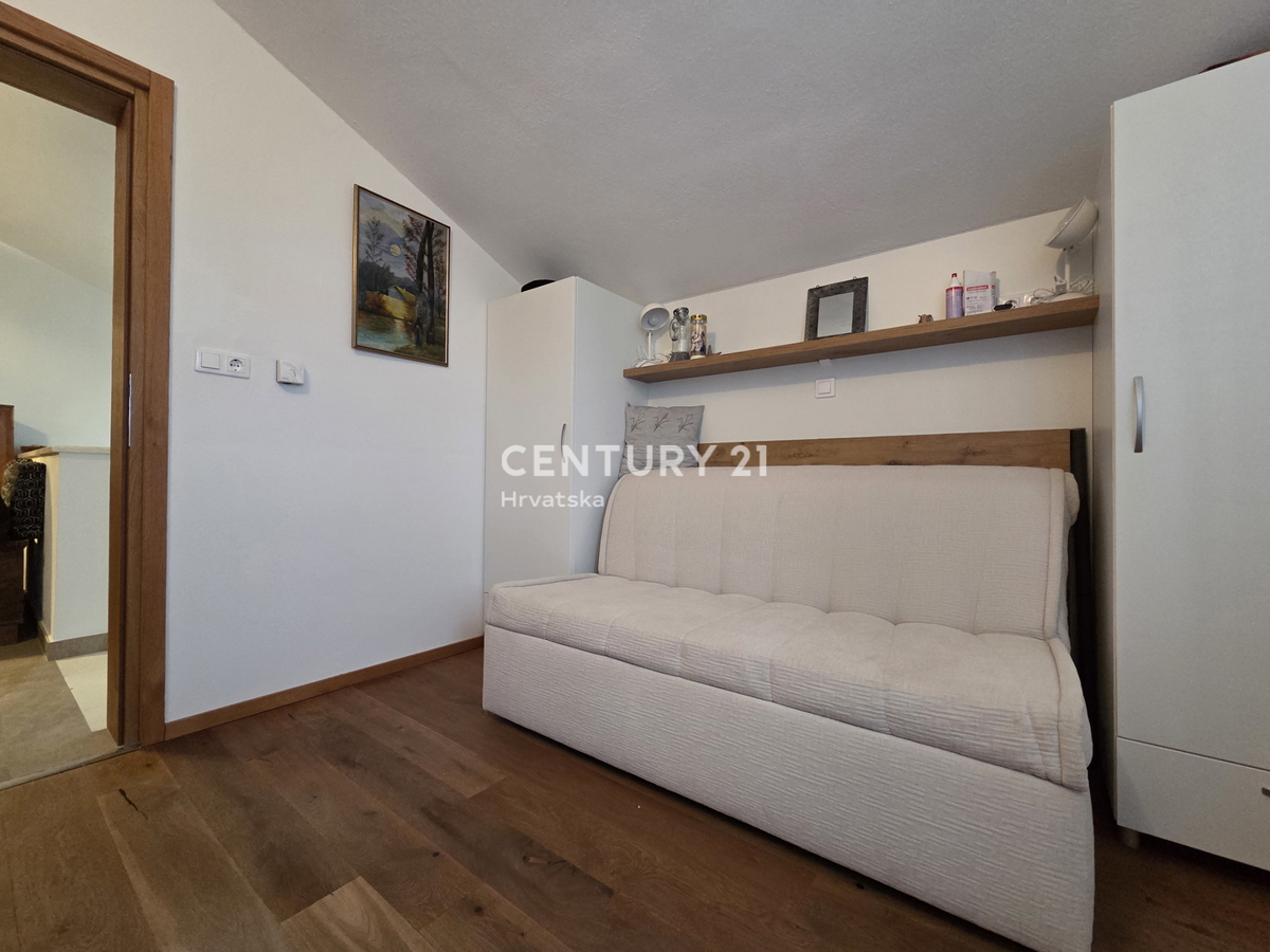 PRIMOSTEN....HIŠA S BAZENOM....TALNO OGREVANJE