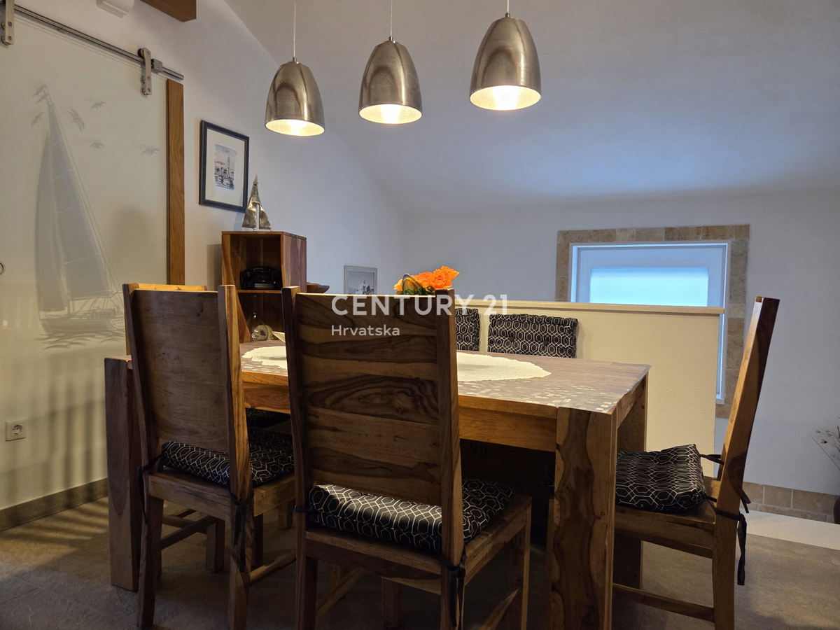 PRIMOSTEN....HIŠA S BAZENOM....TALNO OGREVANJE