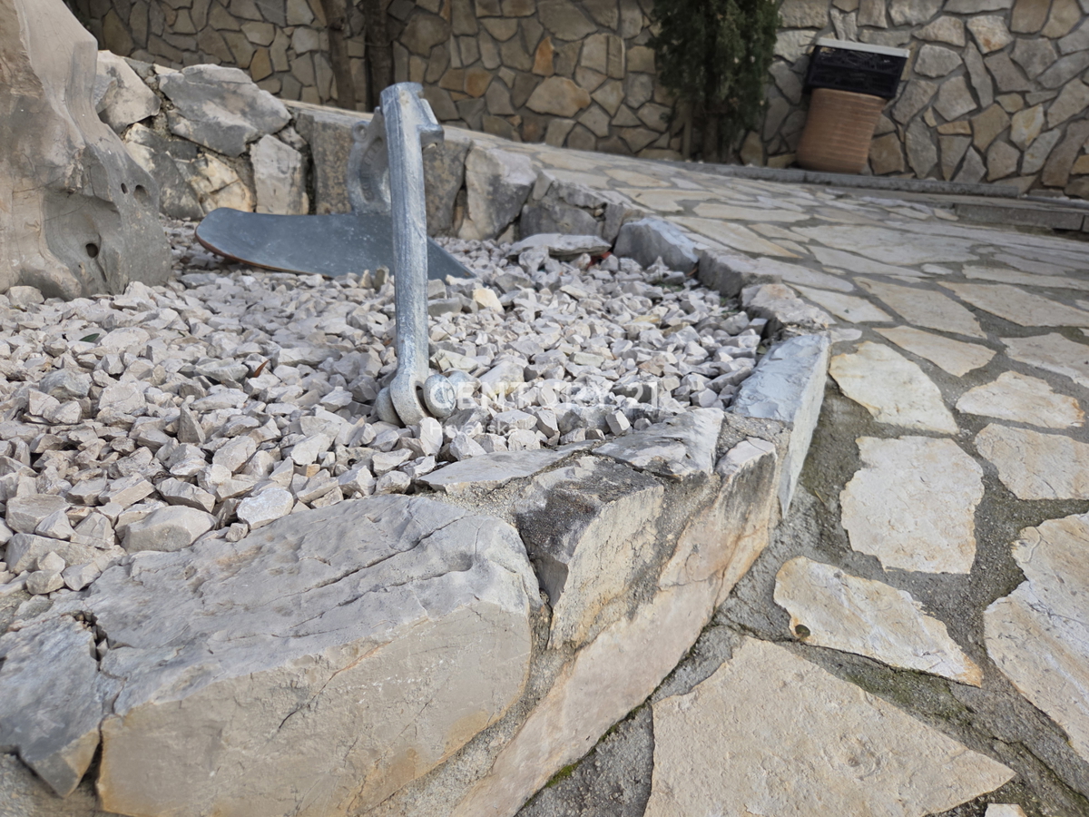 PRIMOSTEN....HIŠA S BAZENOM....TALNO OGREVANJE