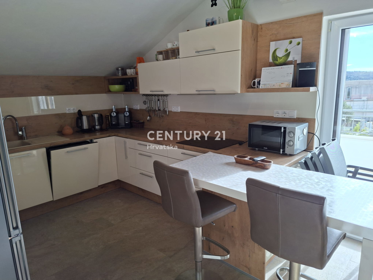 PRIMOSTEN....HIŠA S BAZENOM....TALNO OGREVANJE