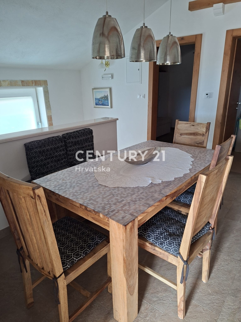 PRIMOSTEN....HIŠA S BAZENOM....TALNO OGREVANJE