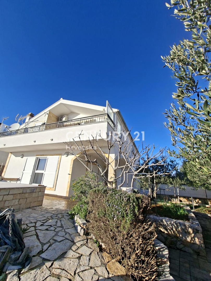 PRIMOSTEN....HIŠA S BAZENOM....TALNO OGREVANJE