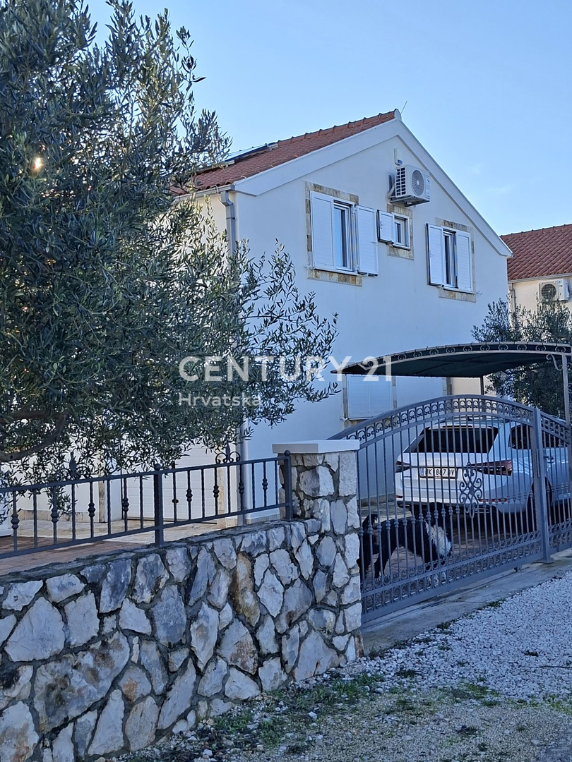 PRIMOSTEN....HIŠA S BAZENOM....TALNO OGREVANJE