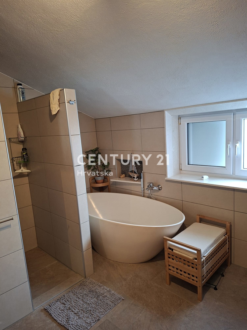 PRIMOSTEN....HIŠA S BAZENOM....TALNO OGREVANJE