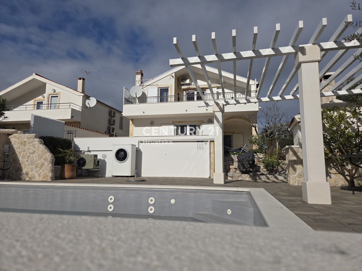 PRIMOSTEN....HIŠA S BAZENOM....TALNO OGREVANJE