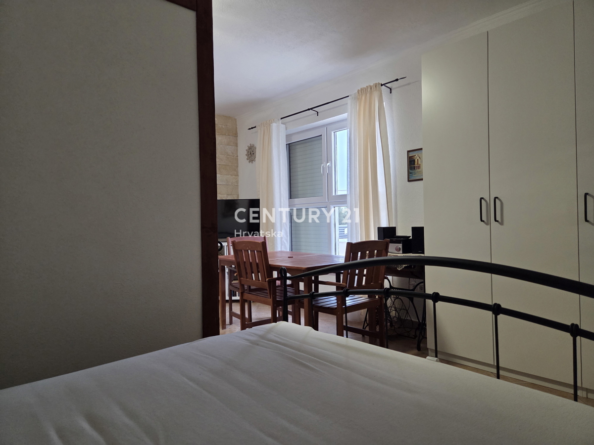 PRIMOSTEN....HIŠA S BAZENOM....TALNO OGREVANJE